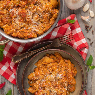 pentola con trippa alla romana e piatto da portata pieno di trippa