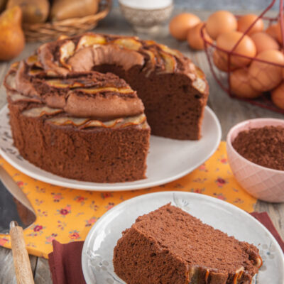 piatto da portata con chiffon cake e fetta di torta