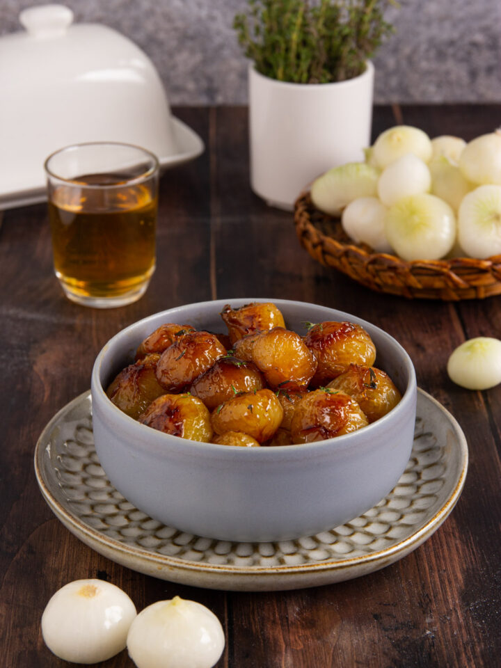 Le cipolline in agrodolce sono una preparazione dal gusto particolare dolce e acidulo grazie all'utilizzo di aceto e zucchero, ideale per accompagnare taglieri di salumi e formaggi, arrosti, bolliti e altri secondi piatti di carne