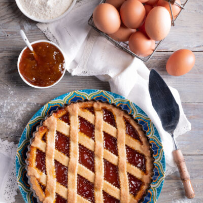 crostata con confettura di albicocca e ingredienti intorno