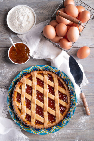 crostata con confettura di albicocca e ingredienti intorno