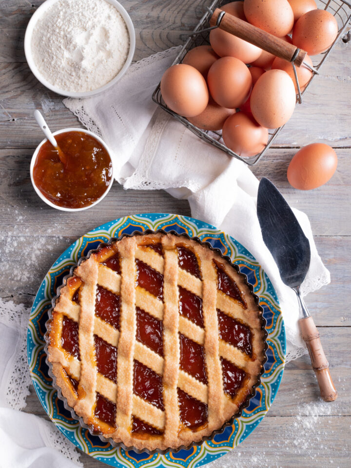 crostata con confettura di albicocca e ingredienti intorno