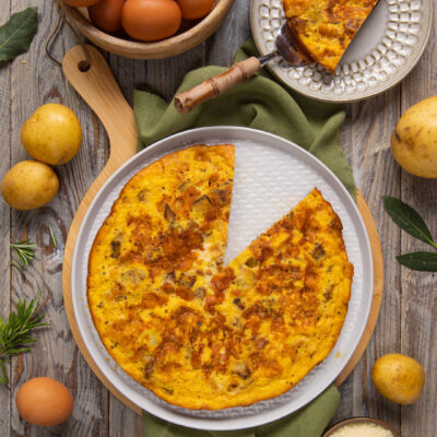 piatto con frittata di patate e fetta