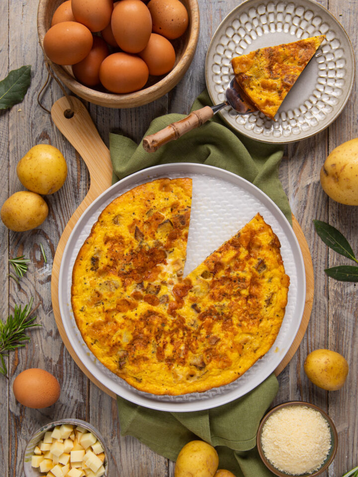 piatto con frittata di patate e fetta