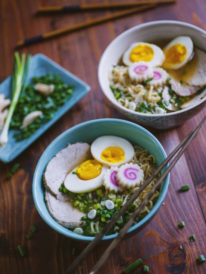 due ciotole piene di ramen con carne, noodles e uova sode