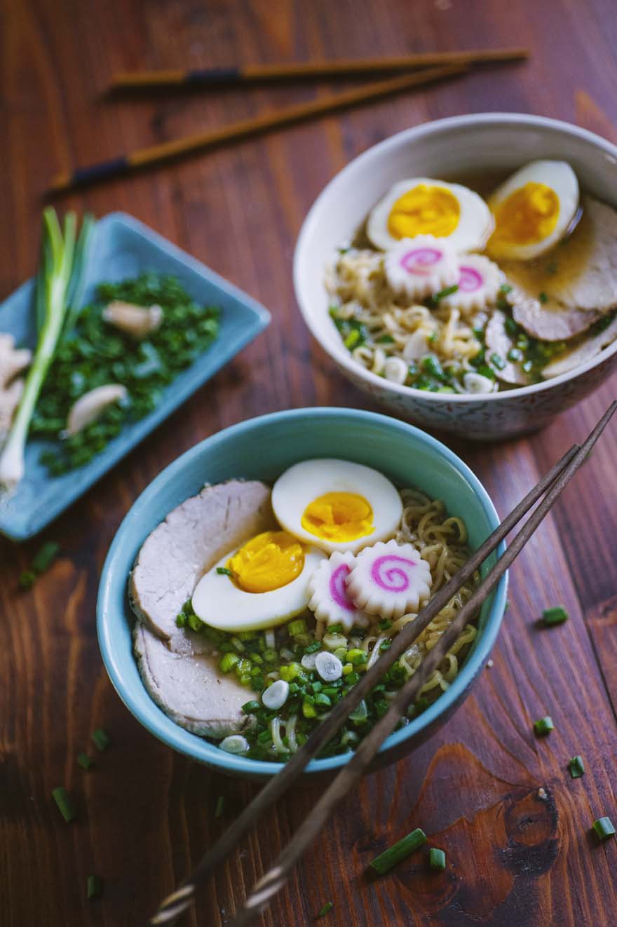 due ciotole piene di ramen con carne, noodles e uova sode