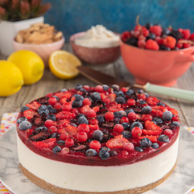 Cheesecake ai frutti di bosco con ciotolina di lamponi e mirtilli e limoni