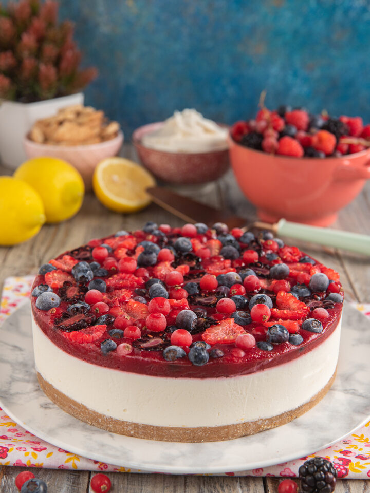 Cheesecake ai frutti di bosco con ciotolina di lamponi e mirtilli e limoni