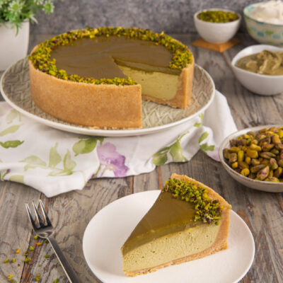 Variante originale di un grande classico della pasticceria newyorkese, la cheesecake al pistacchio è ideale per chi ama la frutta secca