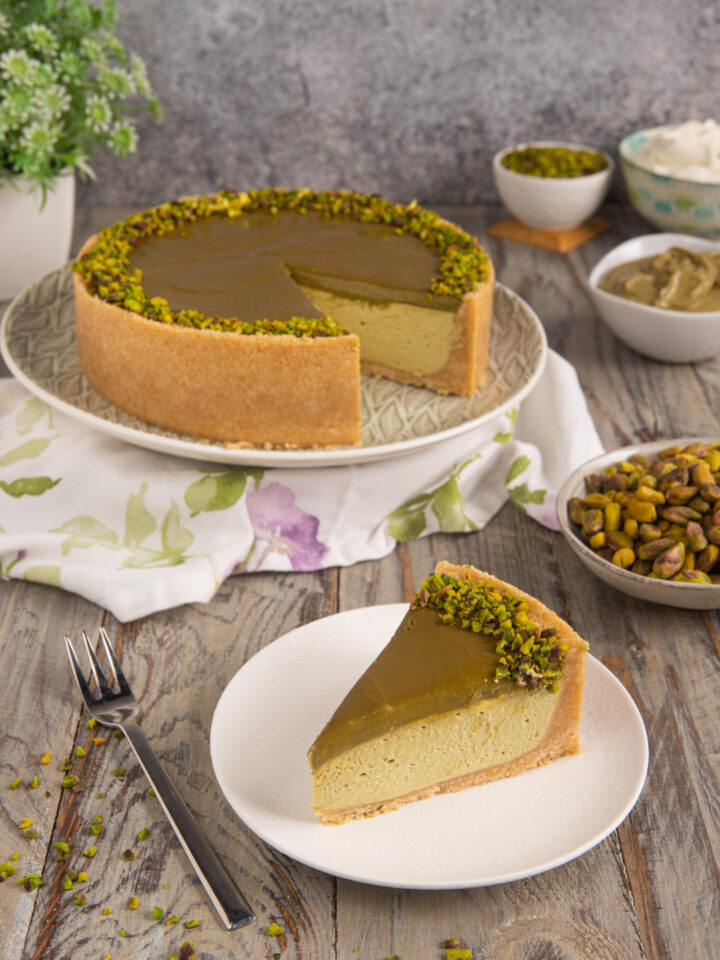 Variante originale di un grande classico della pasticceria newyorkese, la cheesecake al pistacchio è ideale per chi ama la frutta secca