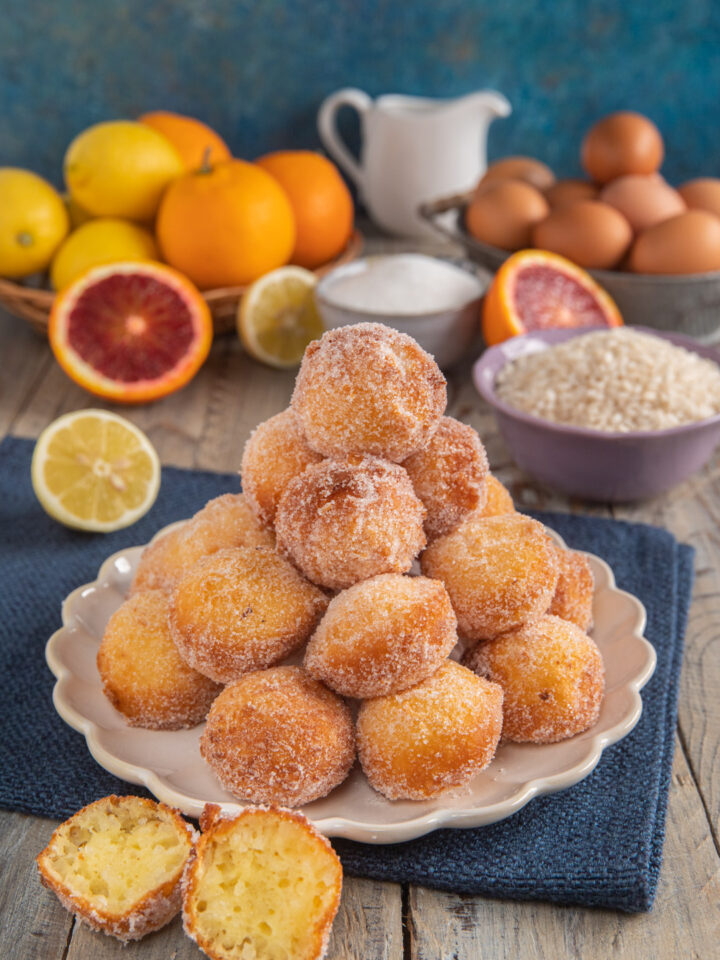 piatto da portata con frittelle di riso e frittella a metà in primo piano