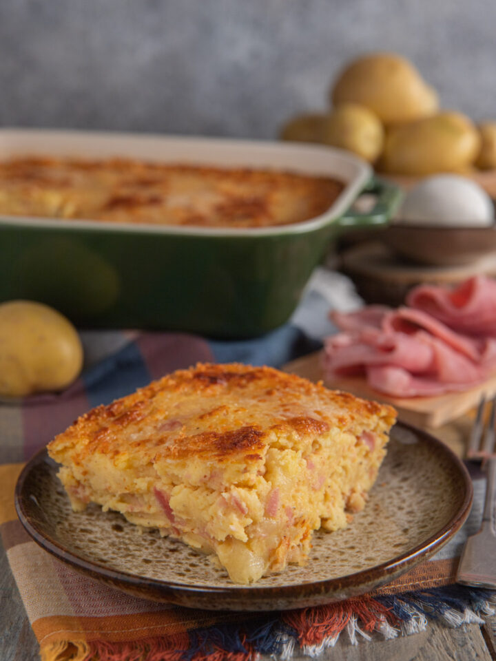 piatto da portata con porzione di gateau di patate