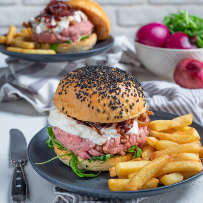 foto di hamburger di battuta di vitello su piatto con patatine fritte