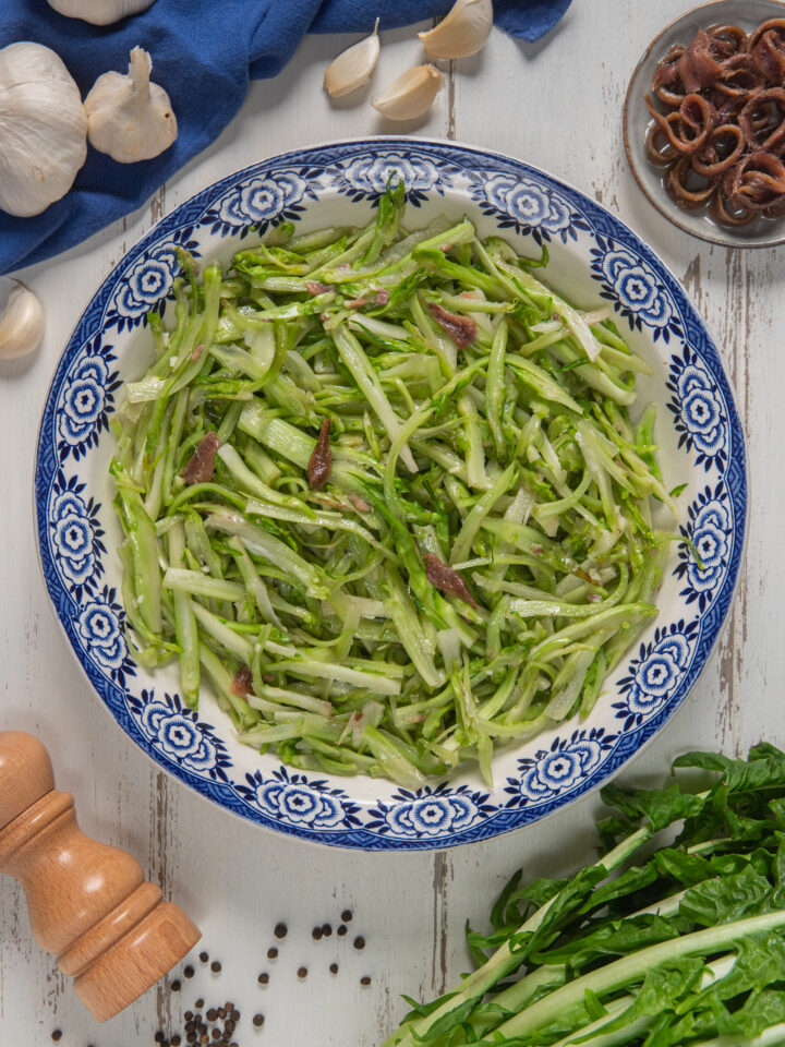 piatto da portata con puntarelle alla romana