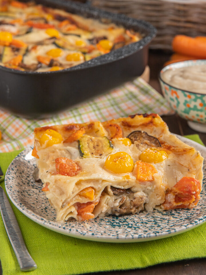 fetta di lasagne di verdure in primo piano