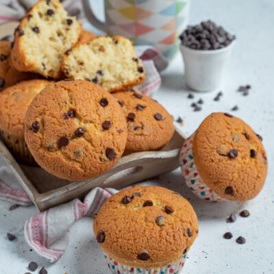 muffin con gocce di cioccolato su vassoio e muffin spezzato a metà