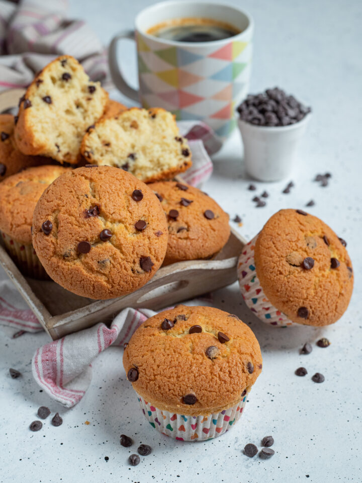 muffin con gocce di cioccolato su vassoio e muffin spezzato a metà