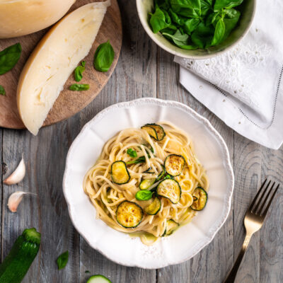 piatto da portata con spaghetti alla nerano, zucchine e provolone