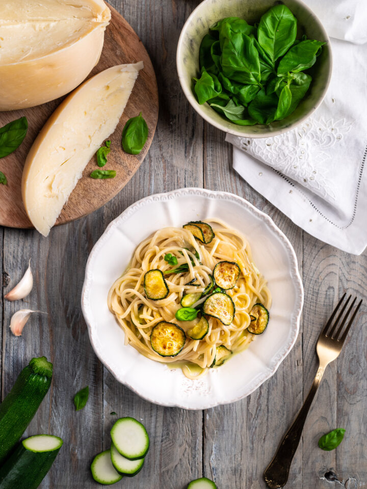 piatto da portata con spaghetti alla nerano, zucchine e provolone