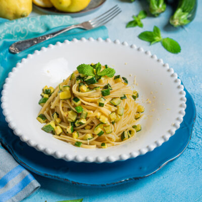 piatto da portata con tagliolini zucchine e limone