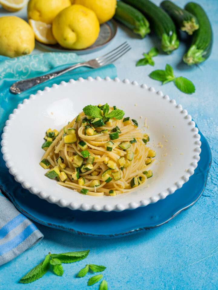 piatto da portata con tagliolini zucchine e limone