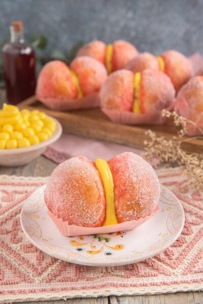 Pesche dolci sarde su piattino, con ciotolina di crema pasticcera