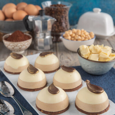 Semifreddo al caffè e cioccolato bianco monoporzione con foglia dorata, ciotoline e caffettiera