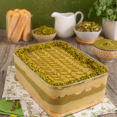 La rivisitazione di un classico tiramisù dedicata agli amanti del pistacchio. Un dolce al cucchiaio delizioso adatto a ogni stagione