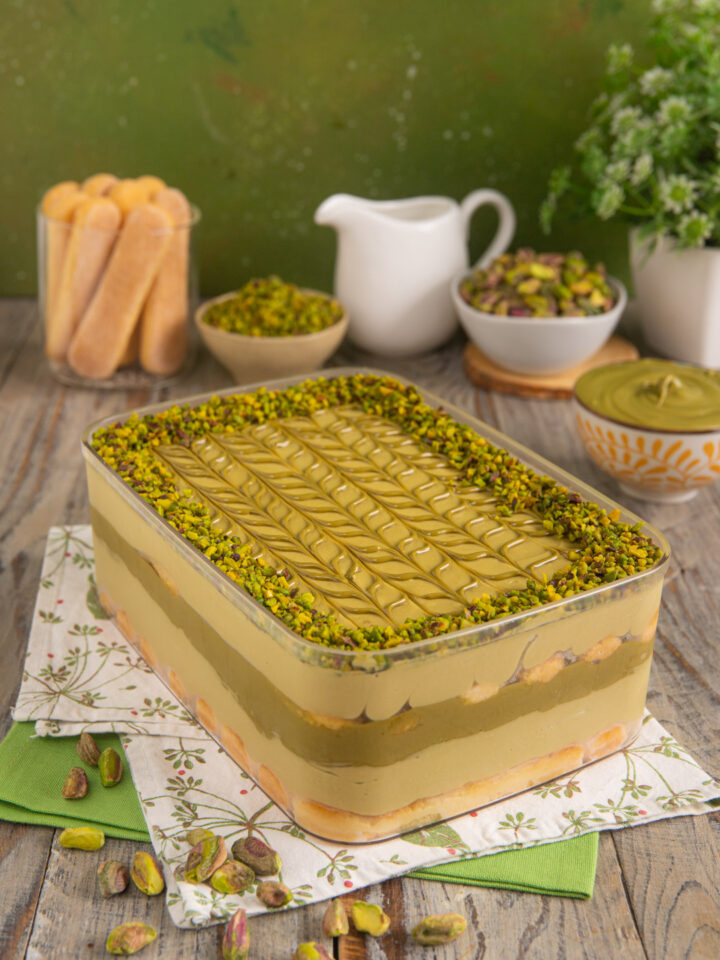 La rivisitazione di un classico tiramisù dedicata agli amanti del pistacchio. Un dolce al cucchiaio delizioso adatto a ogni stagione