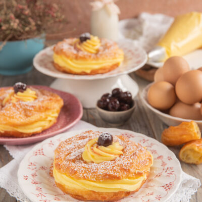 zeppole di san Giuseppe fritte su piatto con amarene sciroppate