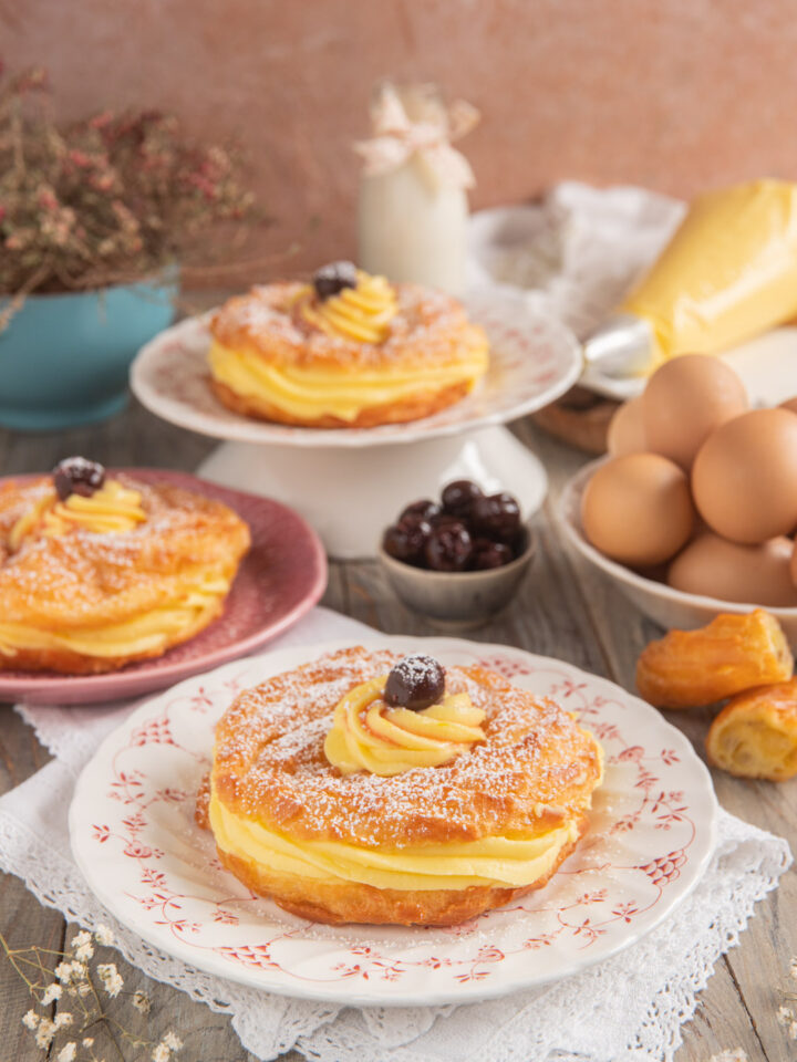 zeppole di san Giuseppe fritte su piatto con amarene sciroppate