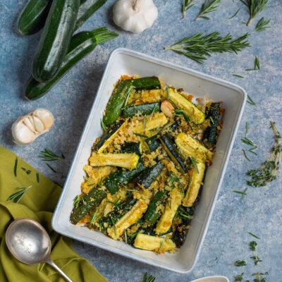 pirofila con zucchine a forno e ingredienti intorno