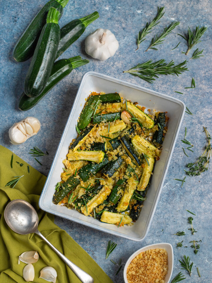 pirofila con zucchine a forno e ingredienti intorno