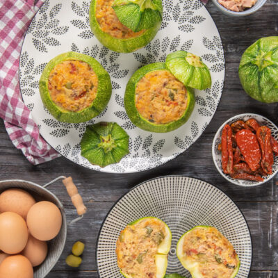 Zucchine ripiene con tonno con crostini, uova e pomodorini secchi