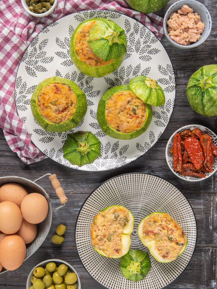 Zucchine ripiene con tonno con crostini, uova e pomodorini secchi