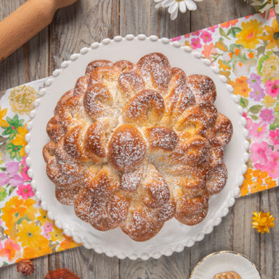 piatto da portata con fior di brioche, mattarello e miele