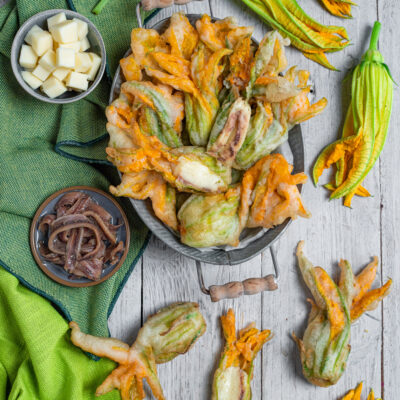 cestino con fiori di. zucca fritti ripieni di acciughe e mozzarella