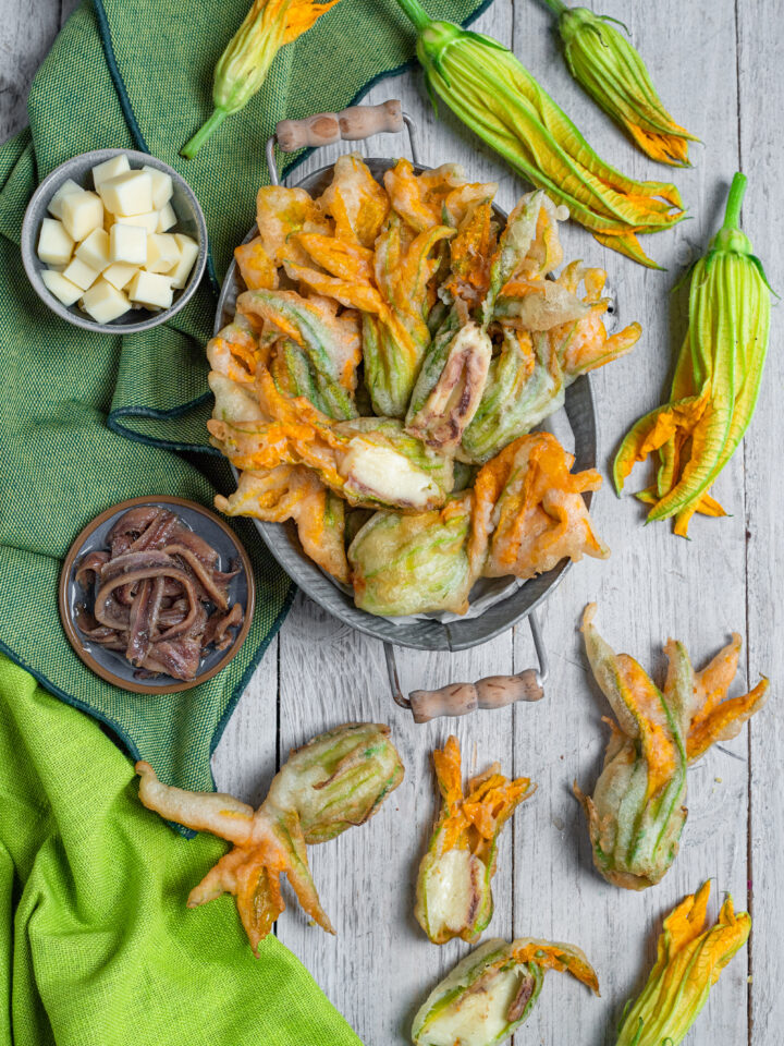 cestino con fiori di. zucca fritti ripieni di acciughe e mozzarella