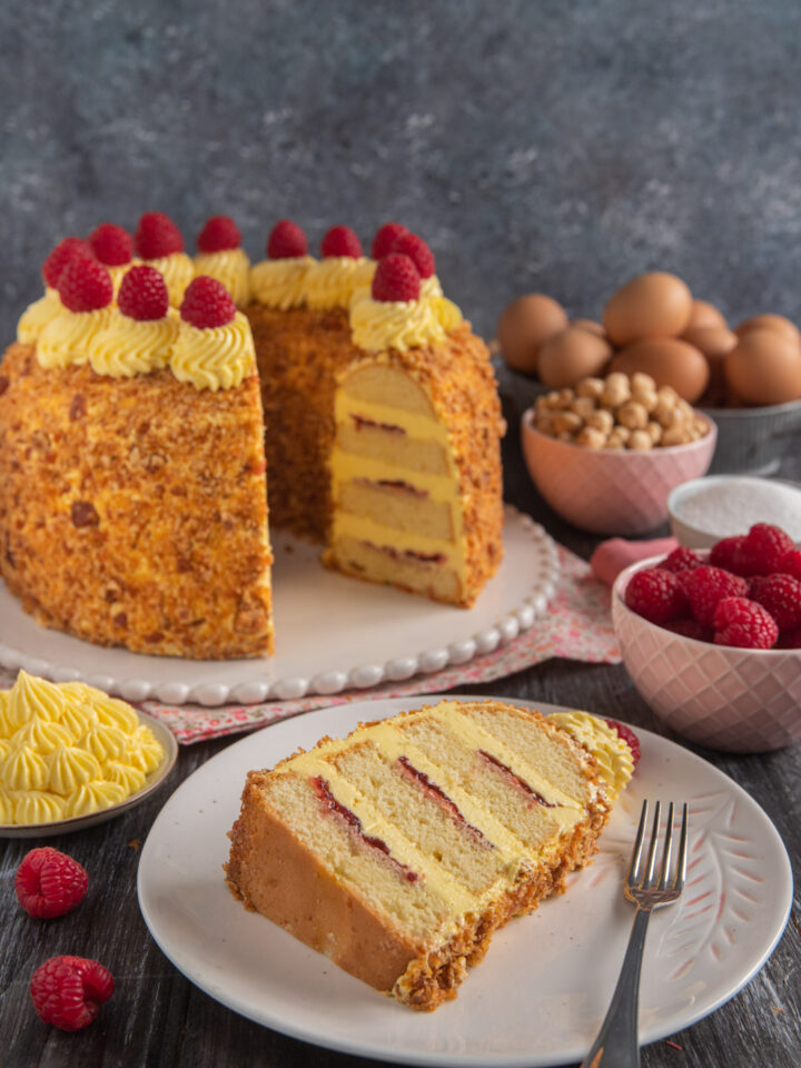 Frankfurter Kranz con fetta tagliata, ciotolina di lamponi e nocciole, uova e coppetta di crema