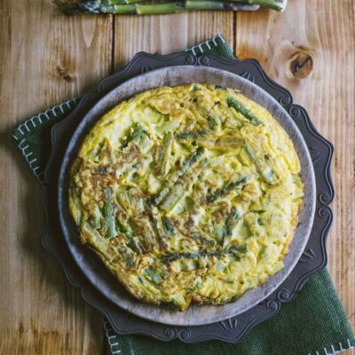 piatto da portata con frittata di asparagi