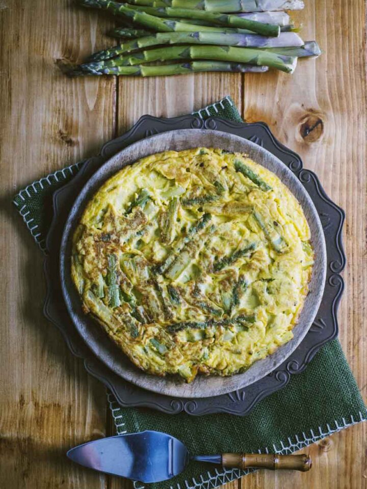 piatto da portata con frittata di asparagi