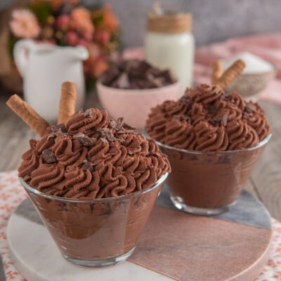 coppe di mousse al cioccolato con scaglie di cioccolato