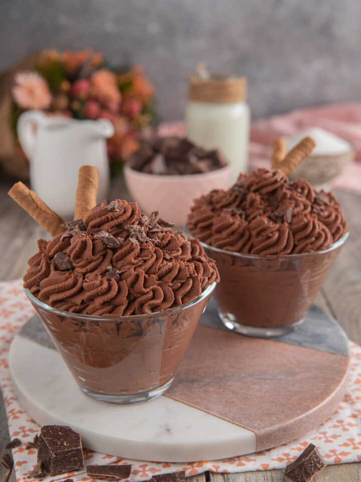 coppe di mousse al cioccolato con scaglie di cioccolato