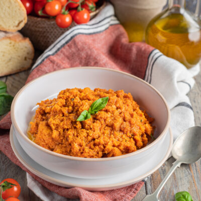 piatto da portata con pappa al pomodoro, olio e pomodorini