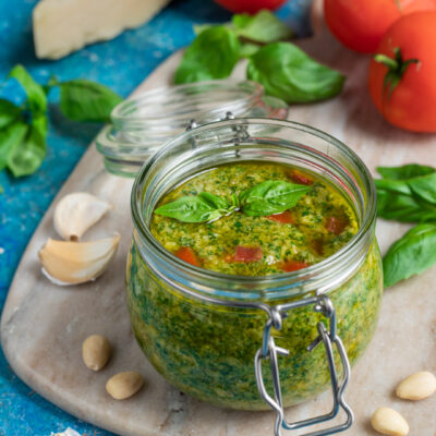 vasetto di vetro con pesto alla siciliana