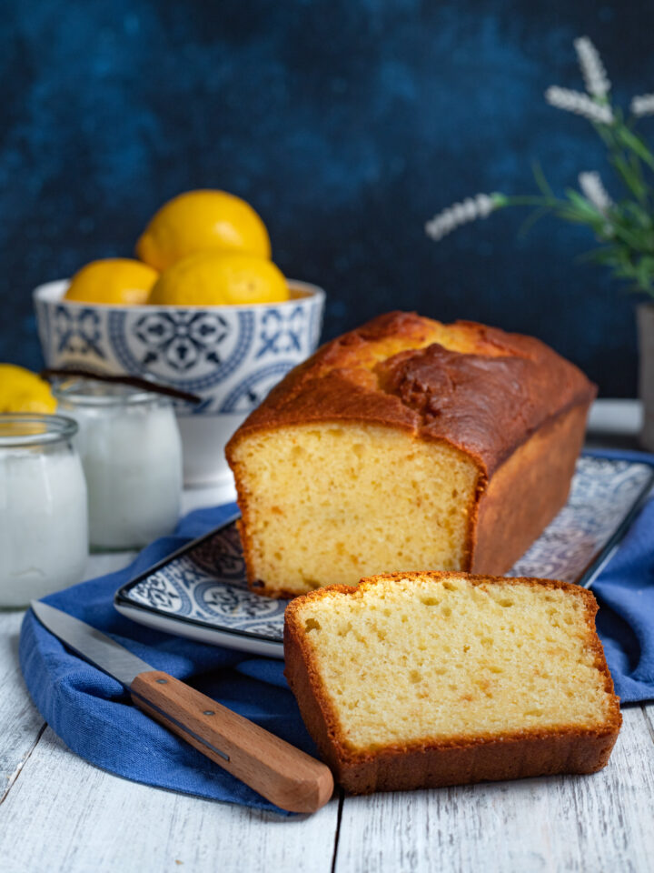 piatto da portata con plumcake allo yogurt