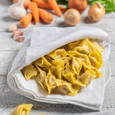 Agnolotti del plin in tovagliolo bianco