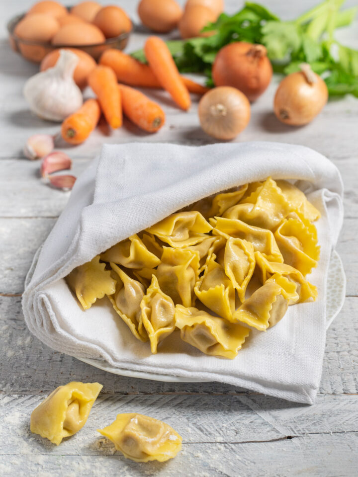 Agnolotti del plin in tovagliolo bianco