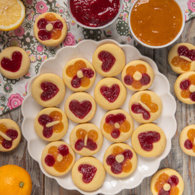 Semplici biscotti di pasta frolla guarniti con confetture di frutta di vari gusti e colori