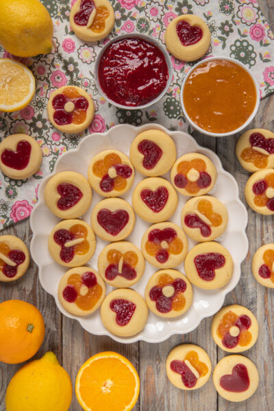 Semplici biscotti di pasta frolla guarniti con confetture di frutta di vari gusti e colori
